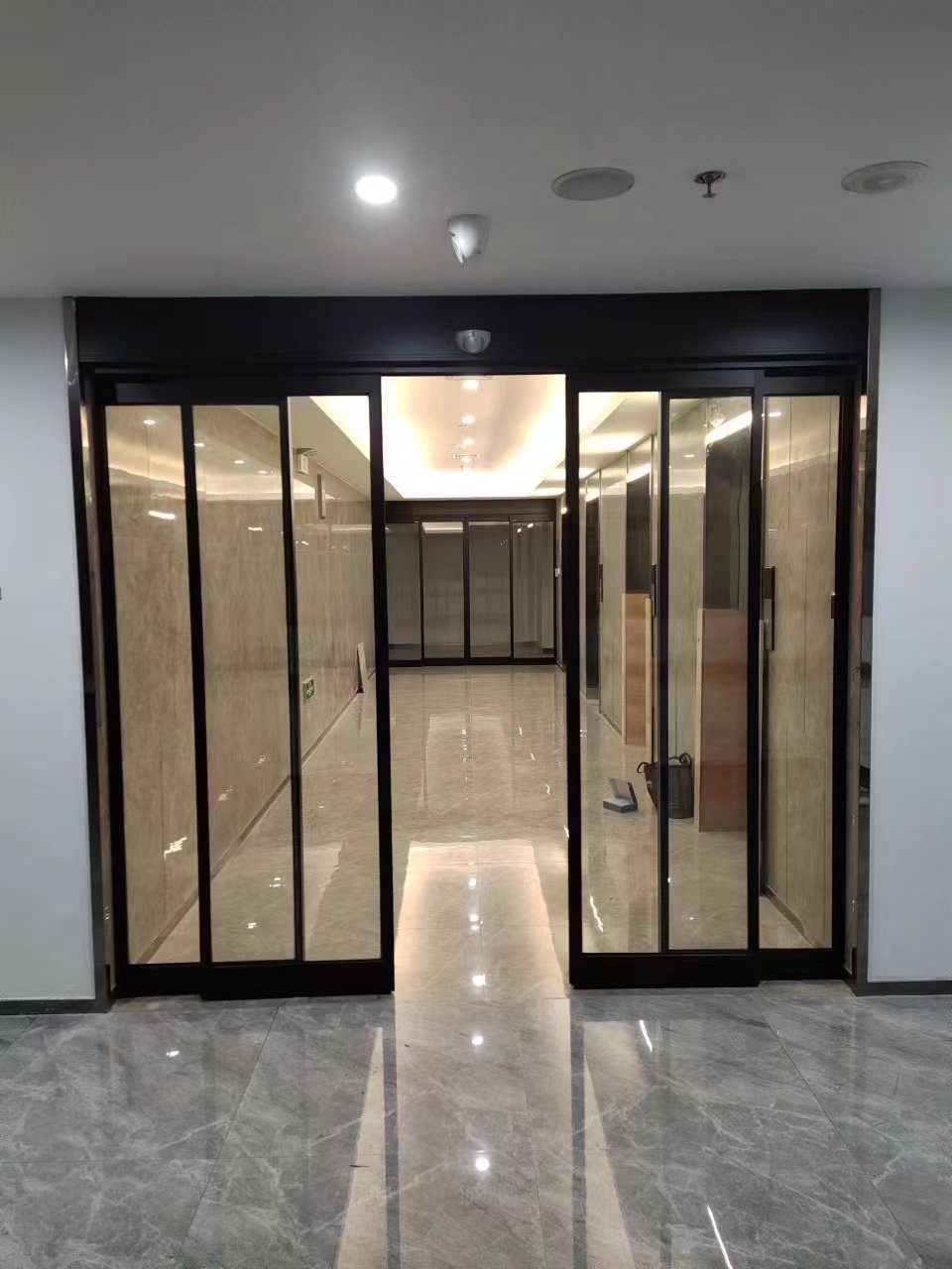 建湖县玻璃伸缩门